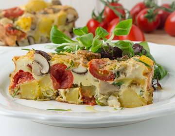 Erdäpfel-Pilzfrittata mit geschmolzenen Kirschparadeisern aus der Heißluftfritteuse Erdäpfel-Pilzfrittata mit geschmolzenen Kirschparadeisern aus der Heißluftfritteuse