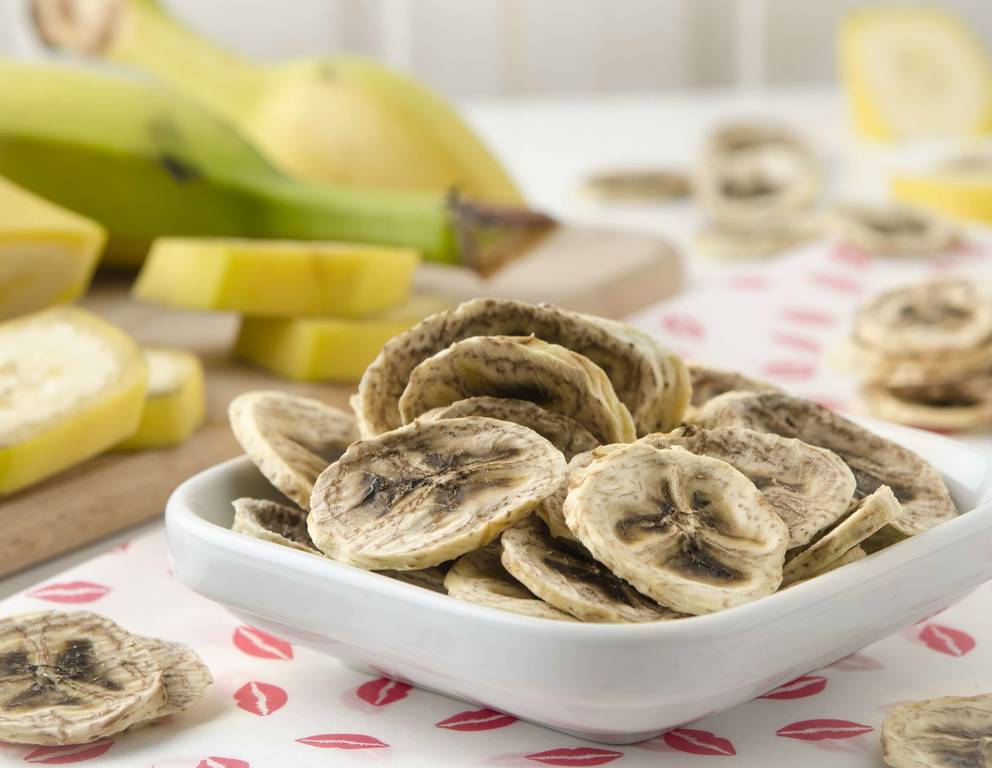 Knusprige Bananenchips aus der Heißluftfritteuse Knusprige Bananenchips aus der Heißluftfritteuse