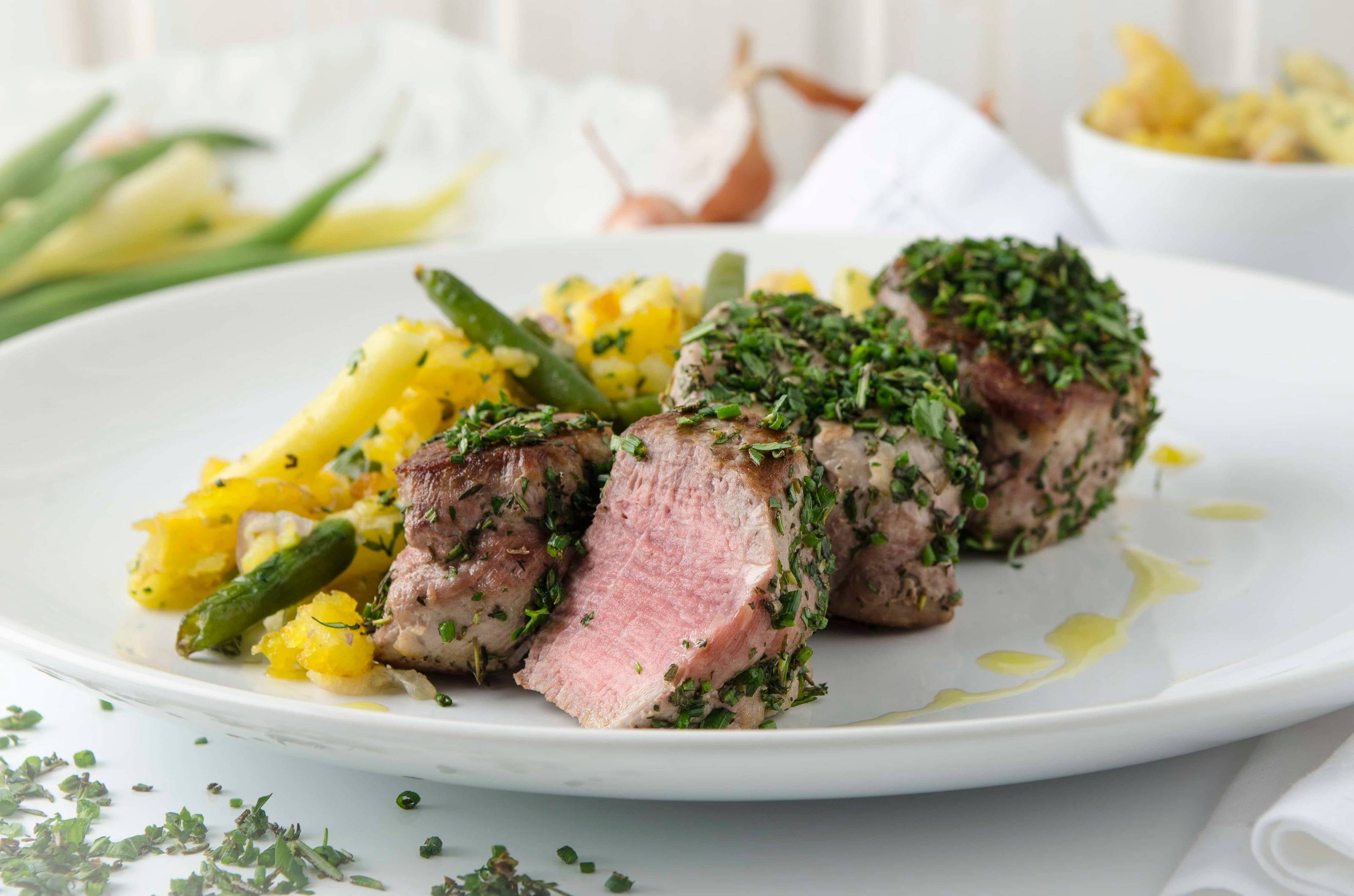 Kräuter-Schweinsmedaillons mit Fisolengröstl