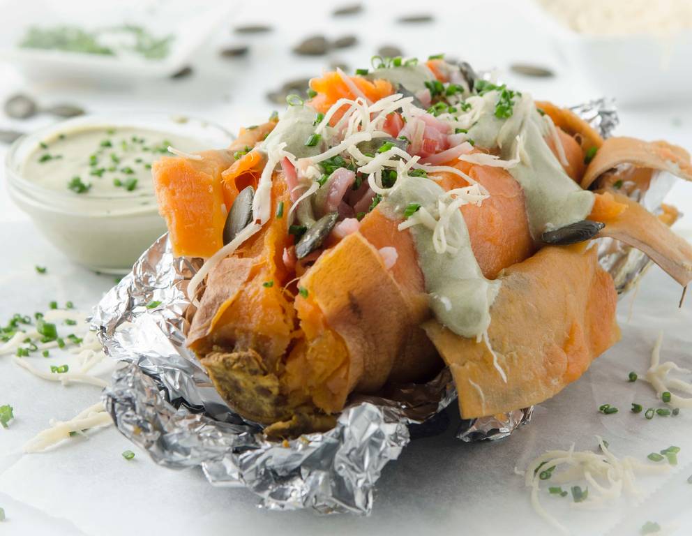 Ofen-Süßkartoffel mit Kernöl-Rahm, Beinschinken und Kren aus der Heißluftfritteuse Ofen-Süßkartoffel mit Kernöl-Rahm, Beinschinken und Kren aus der Heißluftfritteuse