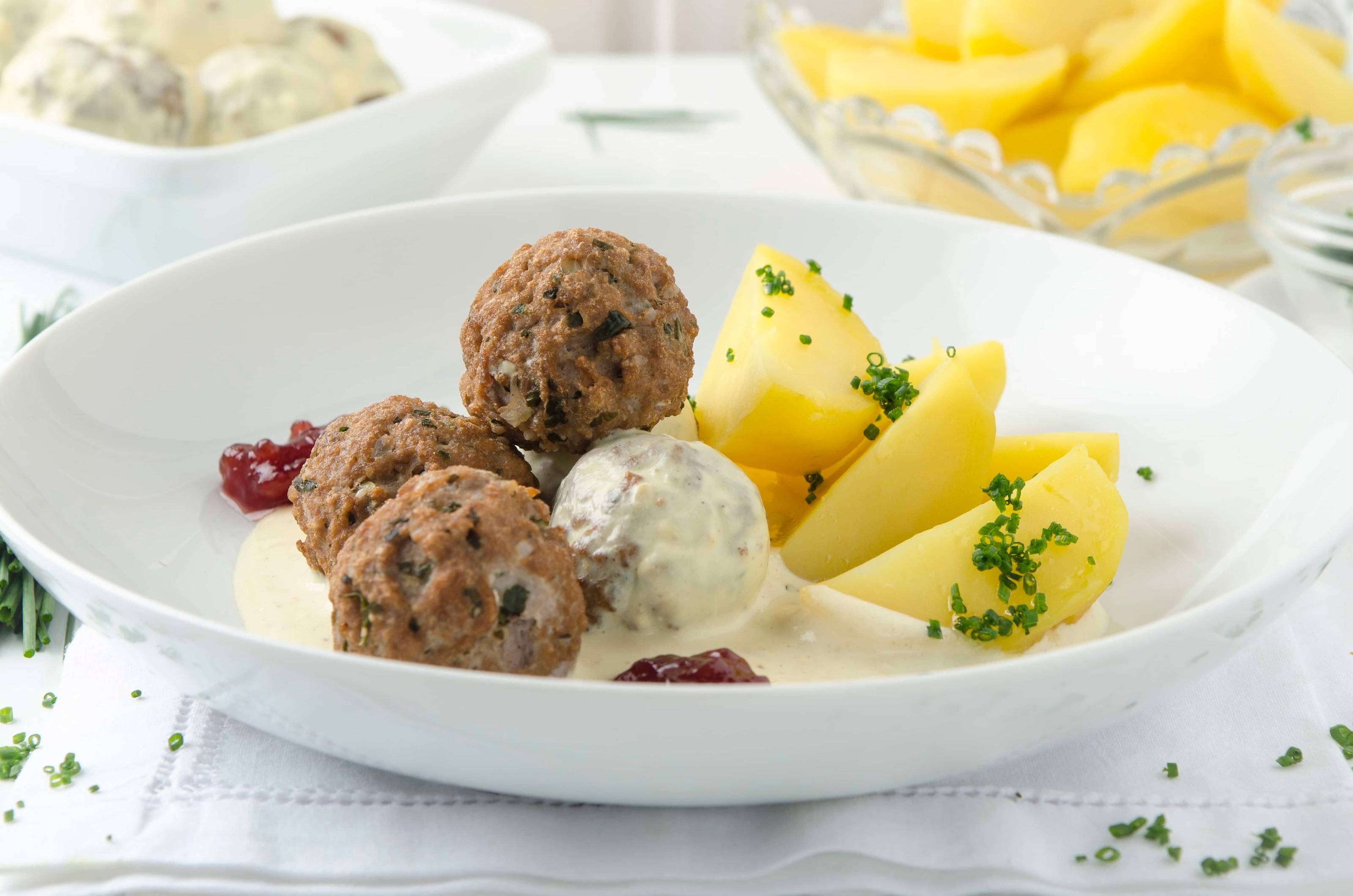 Polpetti in Senfrahmsauce, Salzerdäpfel und Preiselbeeren aus der Heißluftfritteuse