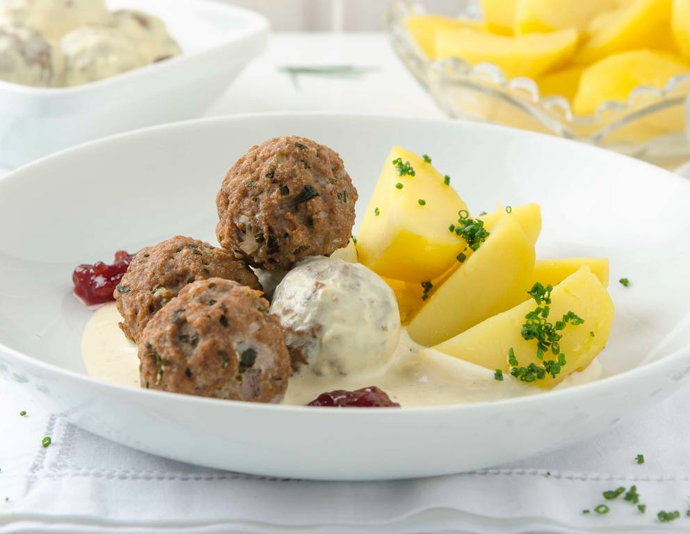 Polpetti in Senfrahmsauce, Salzerdäpfel und Preiselbeeren aus der Heißluftfritteuse Polpetti in Senfrahmsauce, Salzerdäpfel und Preiselbeeren aus der Heißluftfritteuse