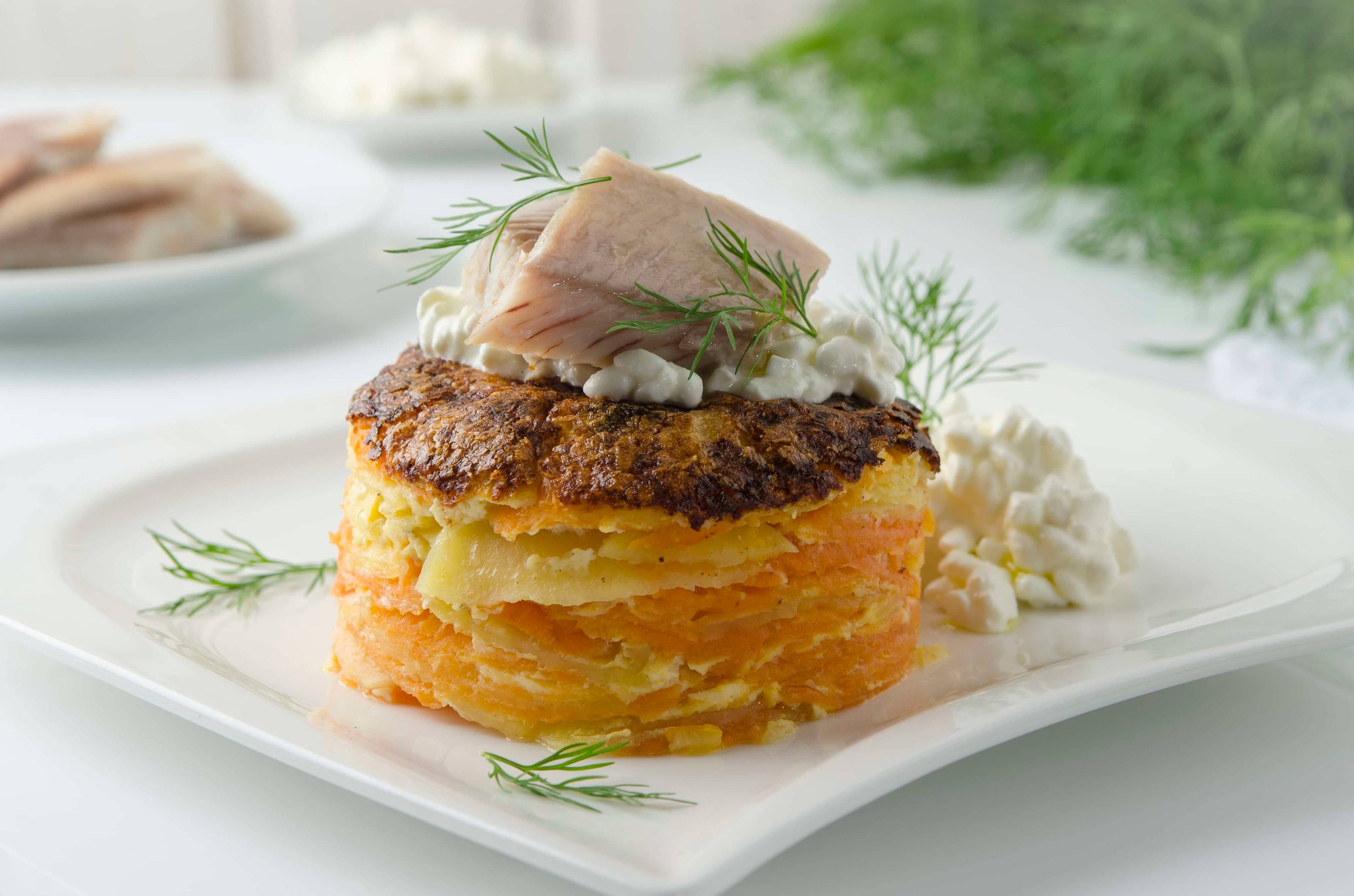 Süßkartoffelgratin mit Räucherforellenfilet und Cottage-Cheese