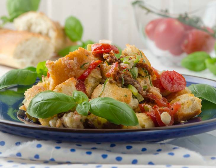 Überbackener Brotsalat mit getrockneten Paradeisern aus der Heißluftfritteuse Überbackener Brotsalat mit getrockneten Paradeisern aus der Heißluftfritteuse