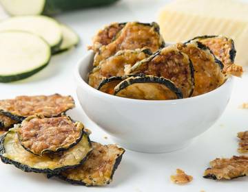 Zucchini-Chips aus der Heißluftfritteuse Zucchini-Chips aus der Heißluftfritteuse