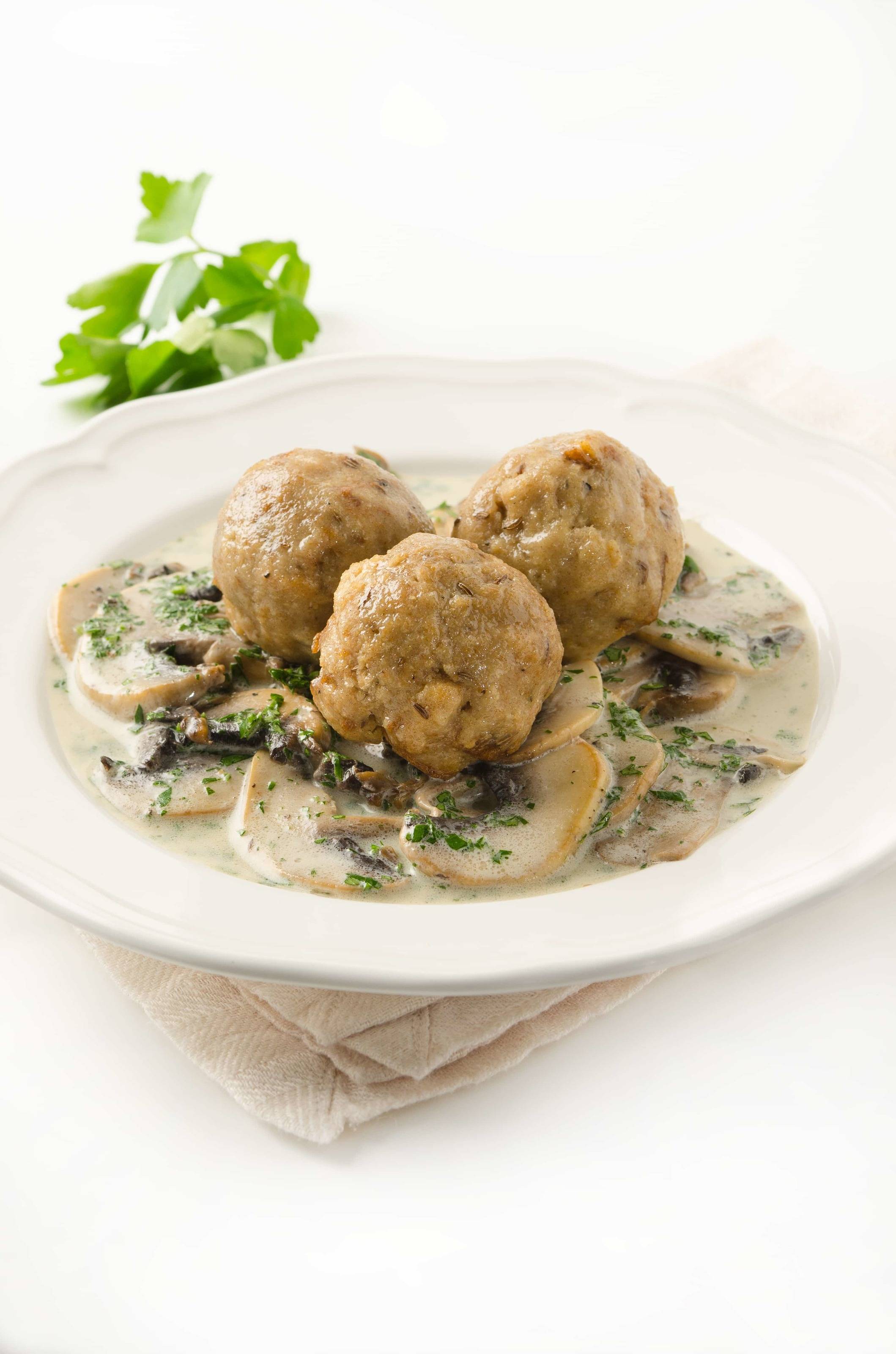 Schwarzbrotknödel mit Schwammerlsauce Rezept