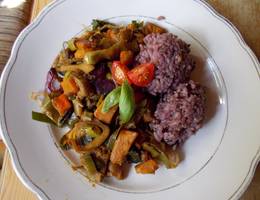 Kürbis-Lauch Wok mit Barberieente und violettem Reis