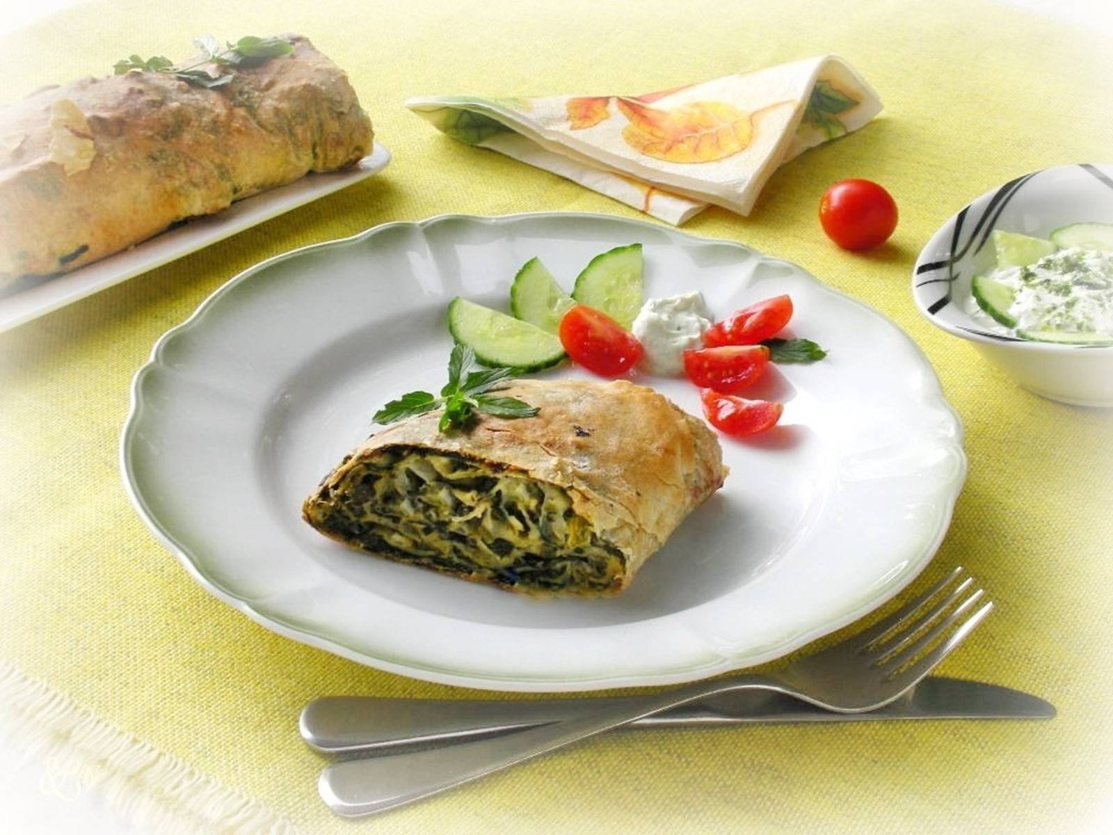 Blätterteigstrudel mit Spinat-Käse-Füllung Rezept - ichkoche.de Blätterteigstrudel mit Spinat-Käse-Füllung Rezept - ichkoche.de