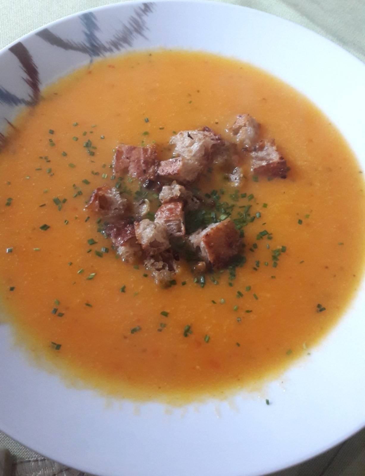 Karotten-Kartoffelsuppe mit Bauerncroutons