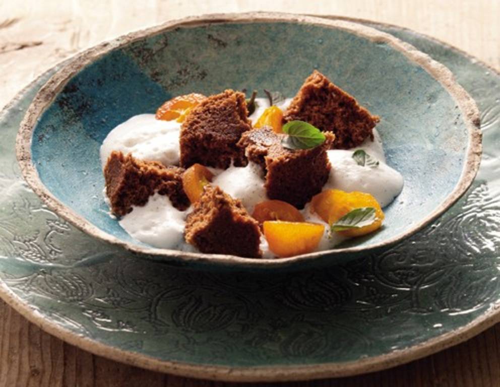 Marzipan-Kakaokuchen mit Milchschaum Marzipan-Kakaokuchen mit Milchschaum