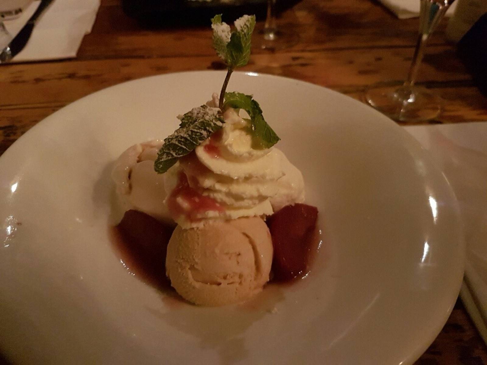 Herbstdessert mit Rotweinbirnen Rezept - ichkoche.ch Herbstdessert mit Rotweinbirnen Rezept - ichkoche.ch