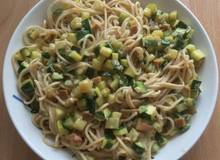 Spaghetti mit Zucchini-Räuchertofu-Sauce