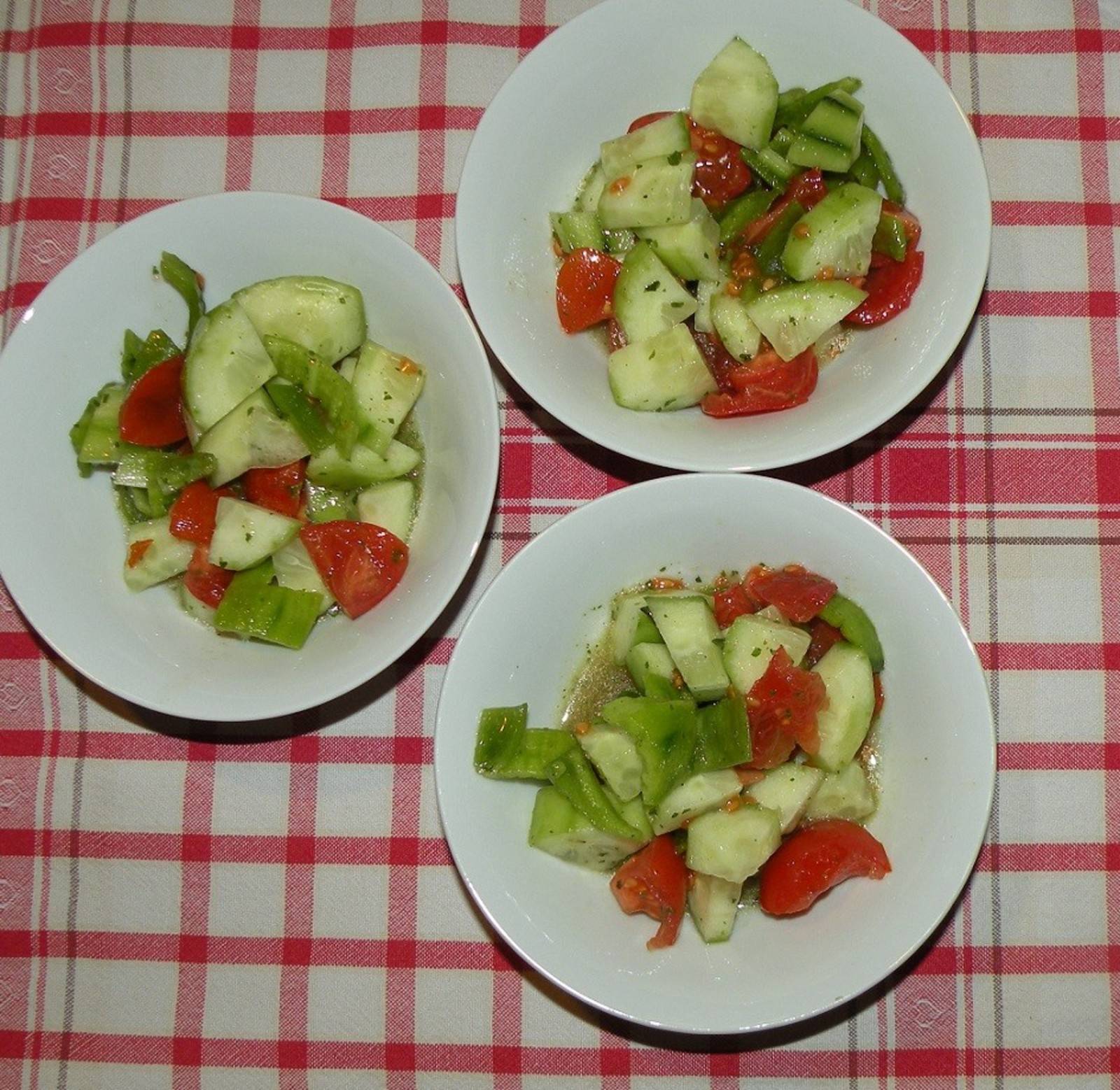 Paprika-Pardeiser-Gurkensalat