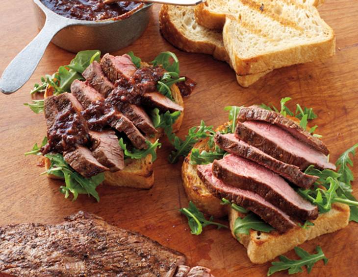 Steak auf Texas-Toast mit Espresso-Barbecue-Sauce