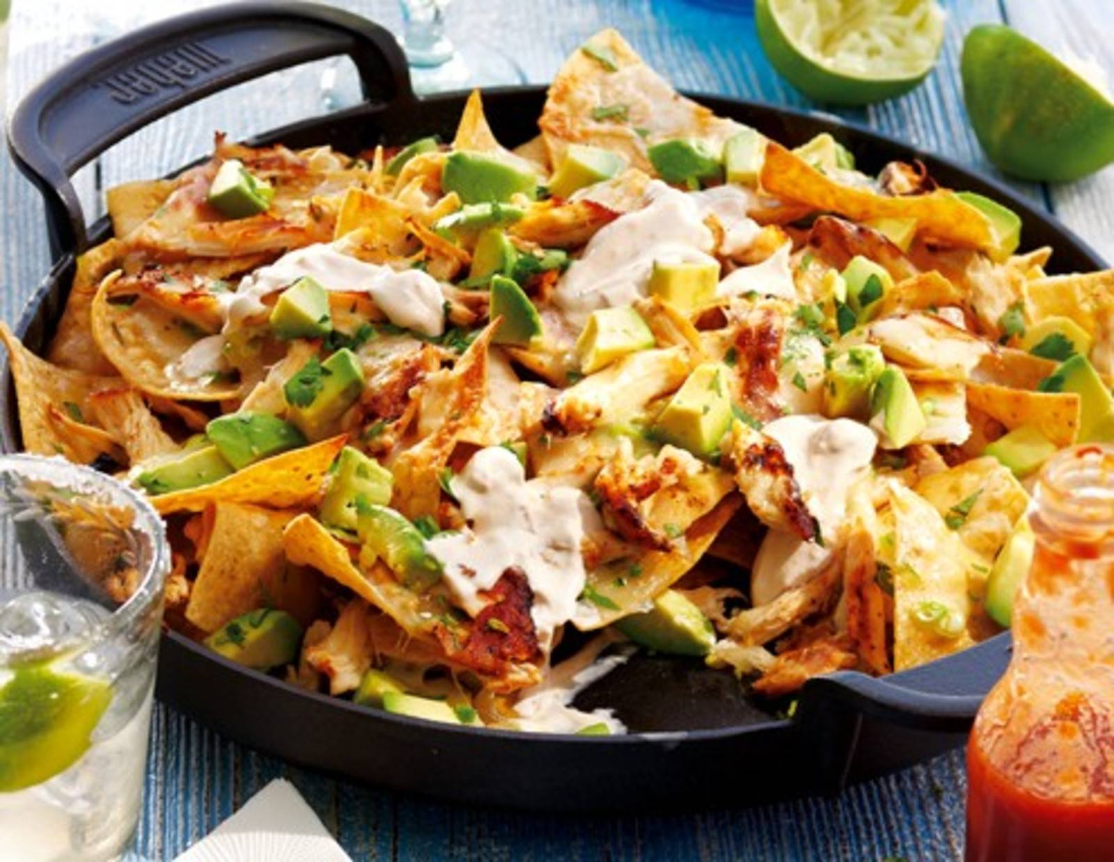 Geräucherte Hähnchen-Nachos mit Chilicreme und Avocado Rezept - ichkoche.at