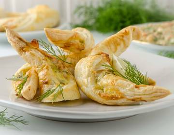 Blätterteigkipferl mit Lachs aus der Heißluftfritteuse Blätterteigkipferl mit Lachs aus der Heißluftfritteuse