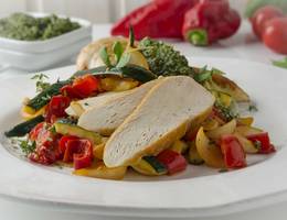 Hühnerbrust auf Grillgemüse aus der Heißluftfritteuse Hühnerbrust auf Grillgemüse aus der Heißluftfritteuse