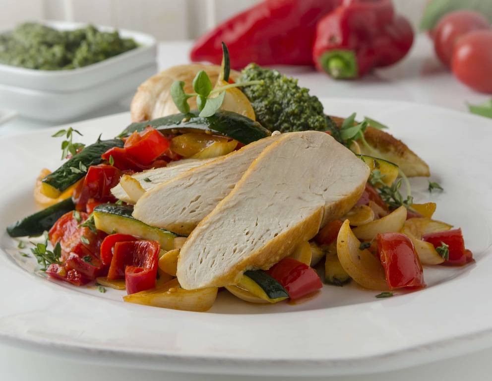 Hühnerbrust auf Grillgemüse aus der Heißluftfritteuse Hühnerbrust auf Grillgemüse aus der Heißluftfritteuse