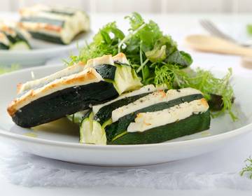 Zucchini-Feta-Krallen aus der Heißluftfritteuse Zucchini-Feta-Krallen aus der Heißluftfritteuse