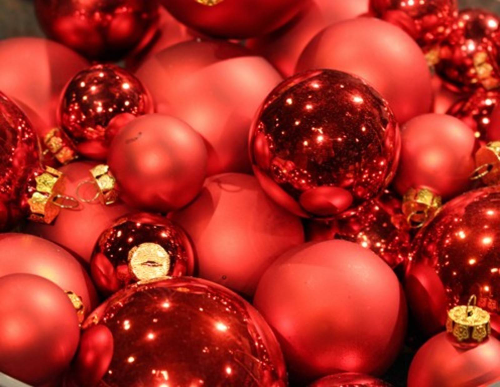 Rote Weihnachtskugeln zaubern Stimmung in der Studio!