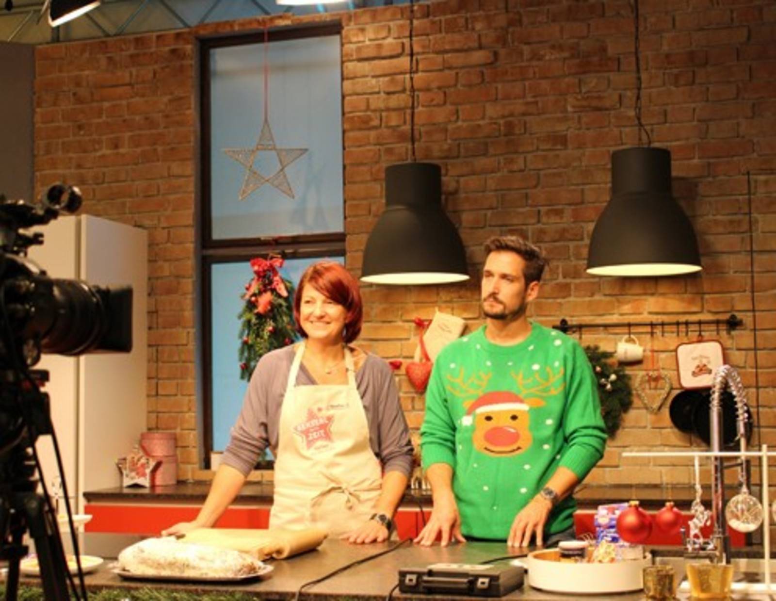 Andi Moravec und Christine Egger stehen bereit zum Drehstart der Sendung "Kekserlzeit - Backen mit den Stars".