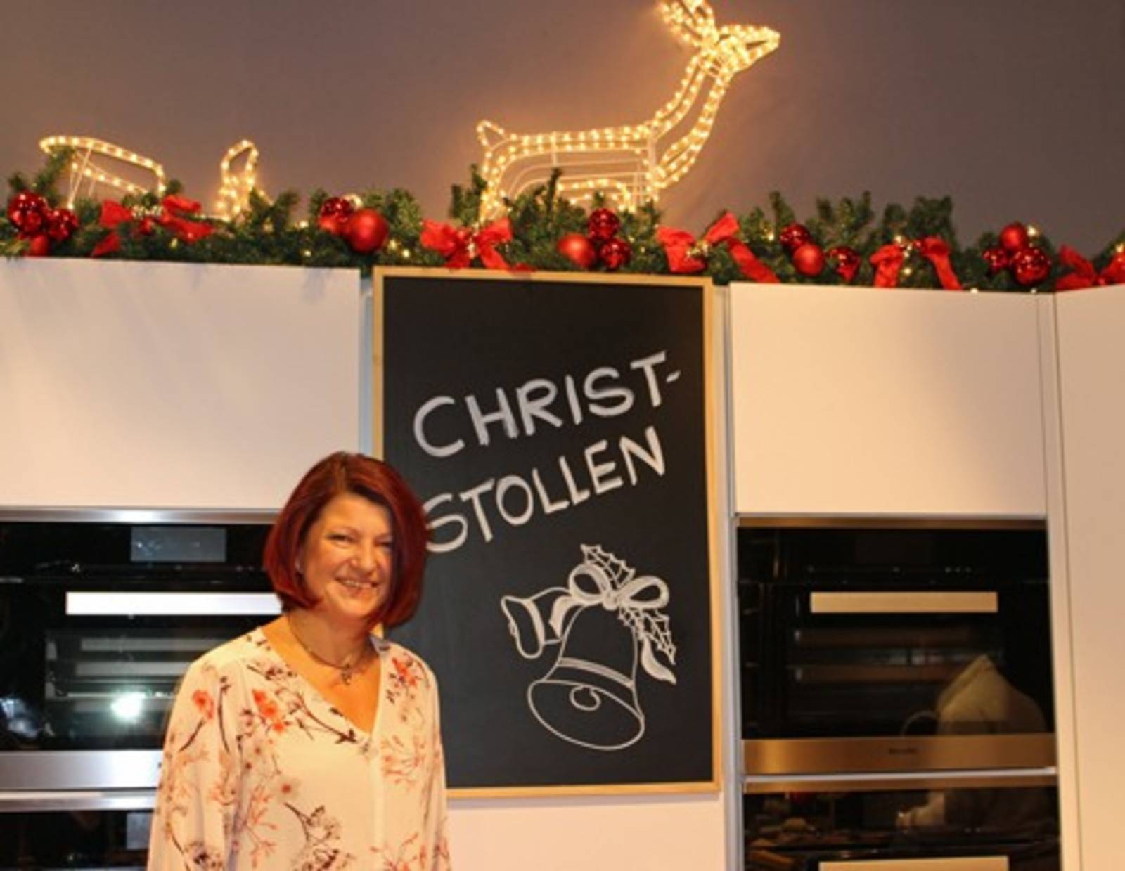 ichkoche.at-Konditormeisterin Christine Egger im festlich beleuchteten Studio. 