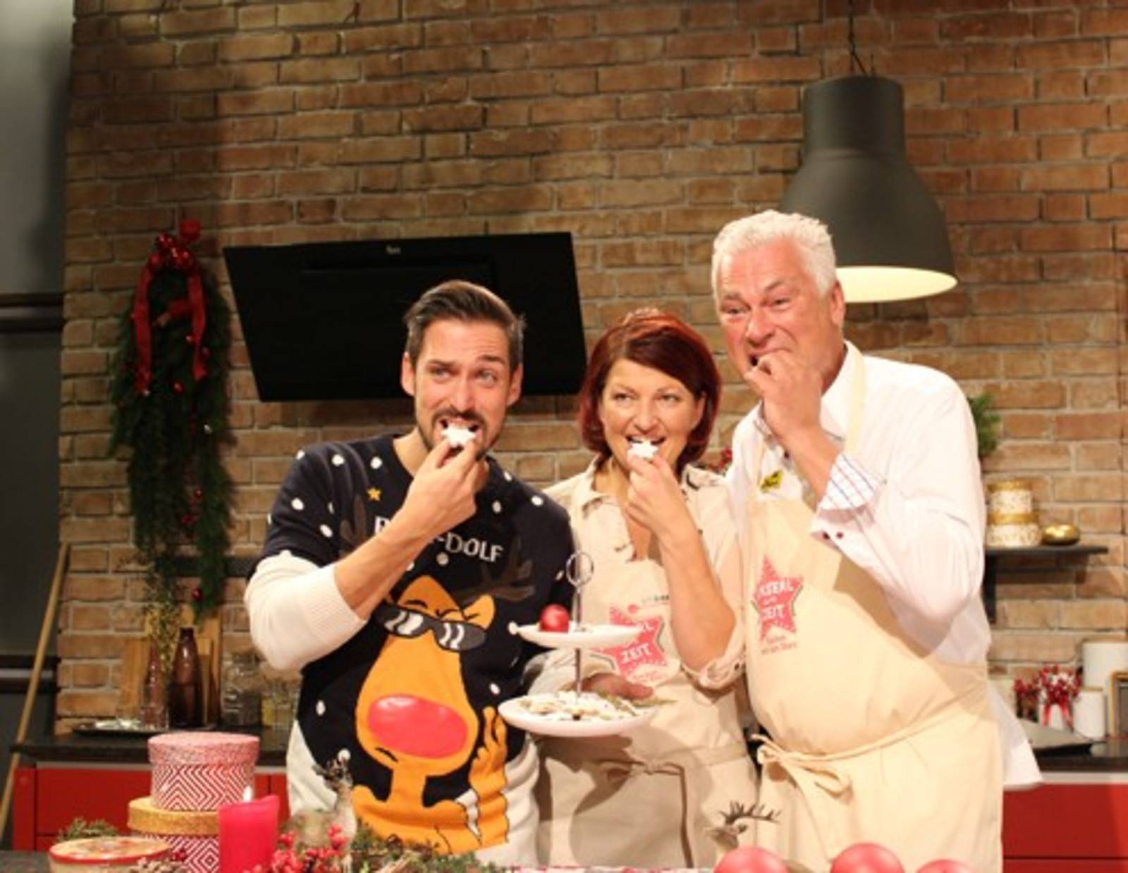 Toni Polster beim Zimtsterne backen mit ichkoche.at-Konditormeisterin Christine Egger - es hat sich gut geschlagen!