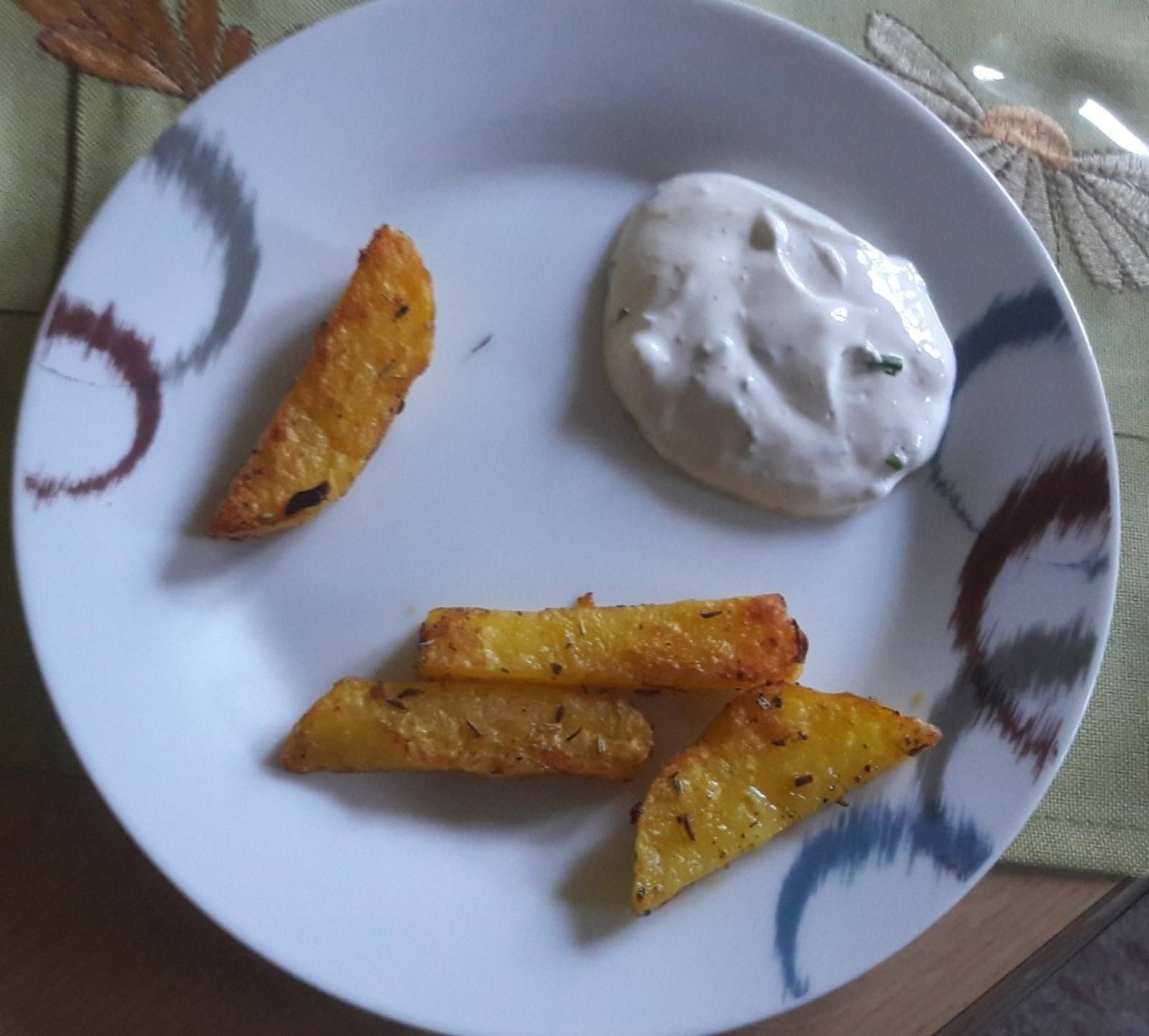 Selbstgemachte Potato Wedges mit Joghurtdip