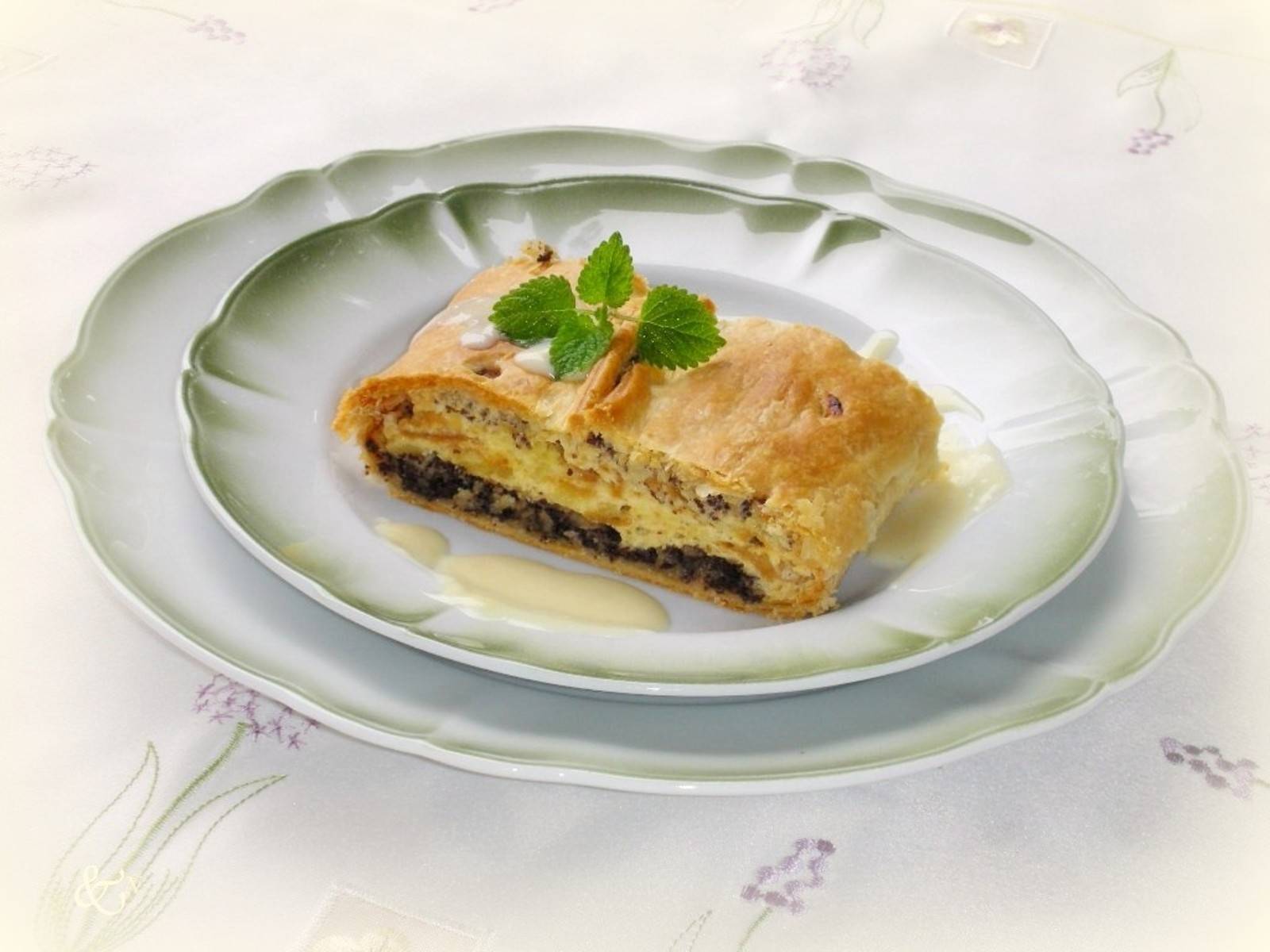 Topfen-Mohnstrudel mit Vanillesauce