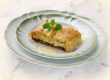 Topfen-Mohnstrudel mit Vanillesauce