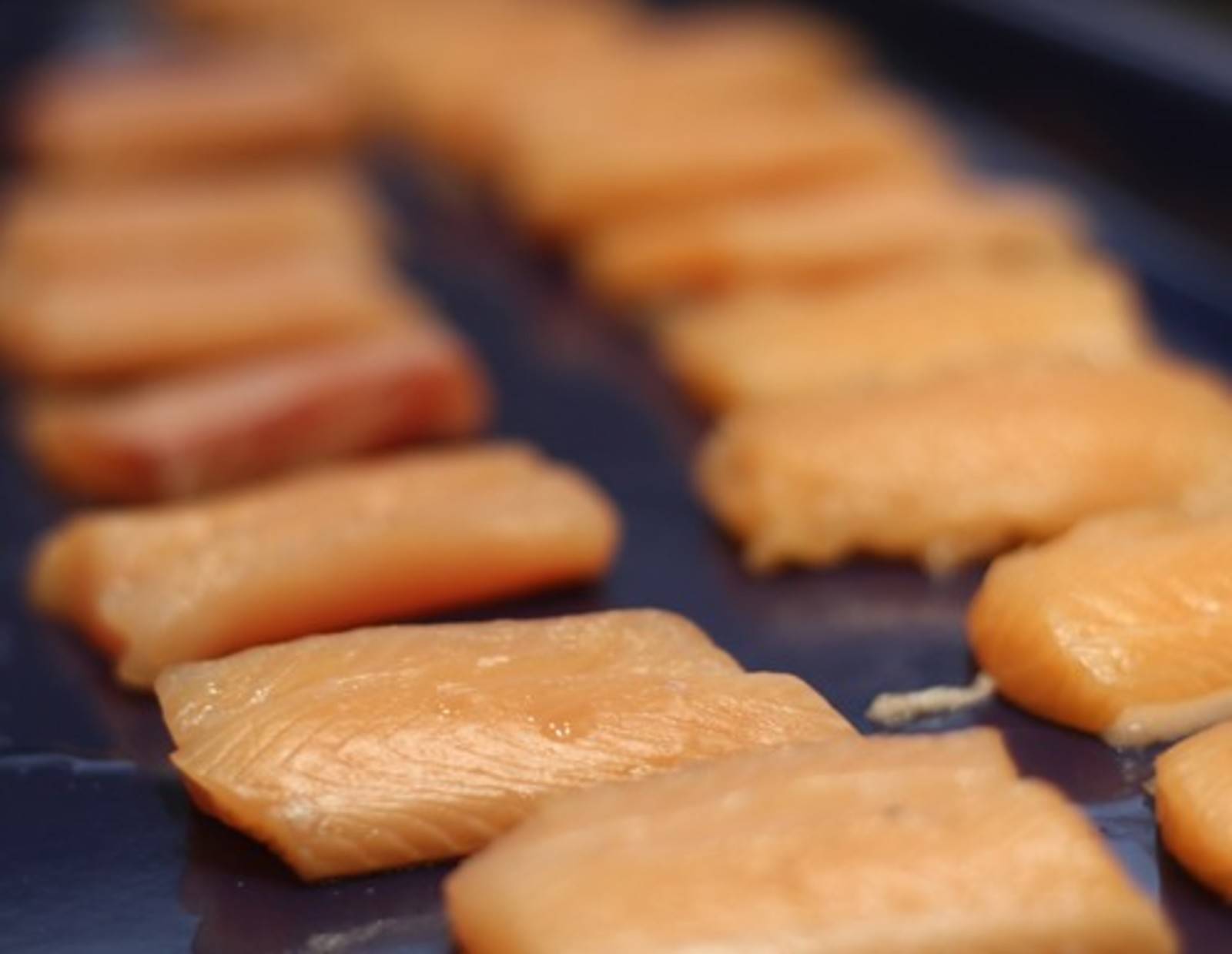 Der Lachs für den Hauptgang liegt schon bereit zum Braten.