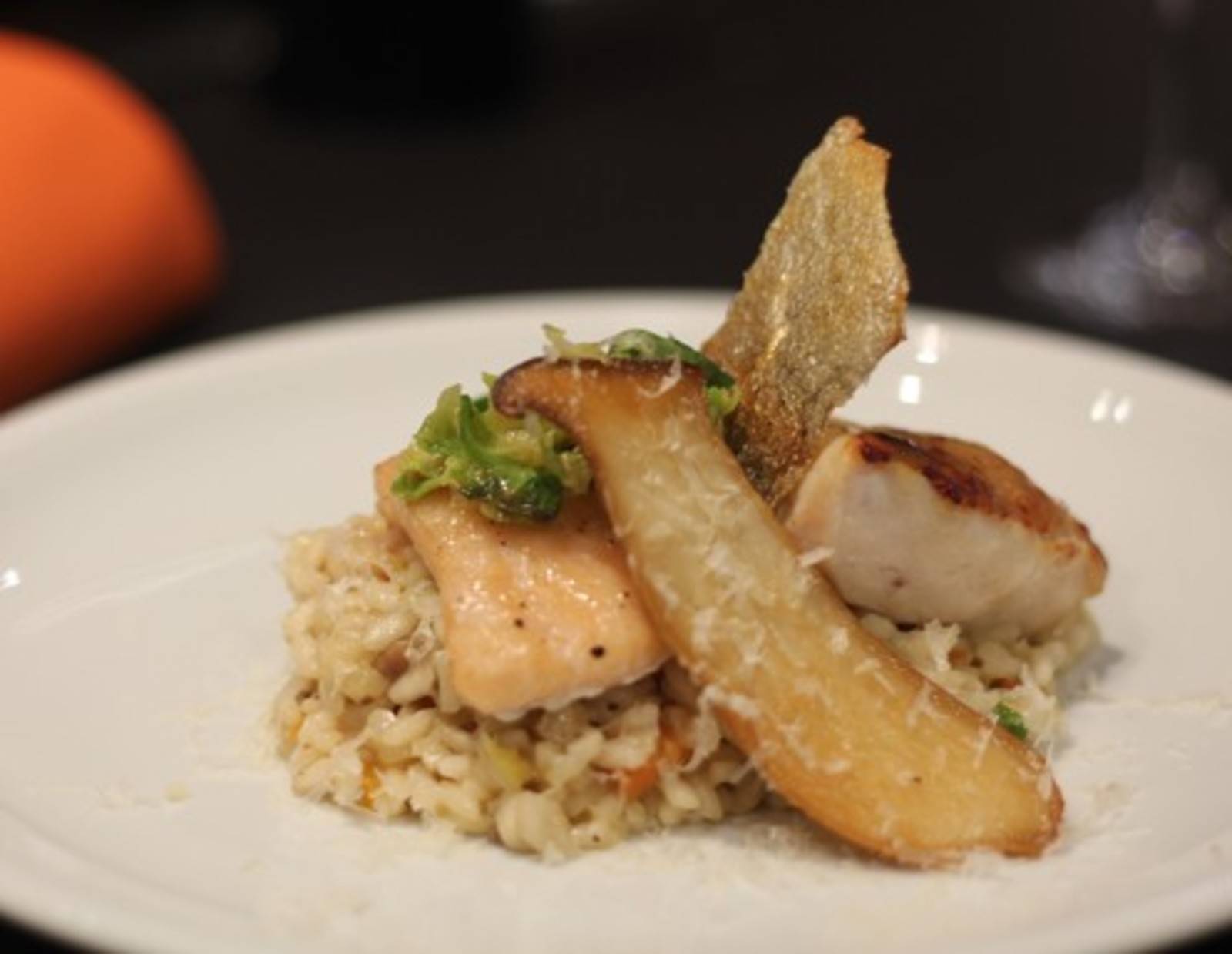 Die Hauptspeise: Surf and Turf im Winter – Kürbis-Pilz-Risotto mit Biohühnchen und Lachsforelle auf sautierten Kohlsprossenblättern mit Kräuterseitling und Fischhautchip