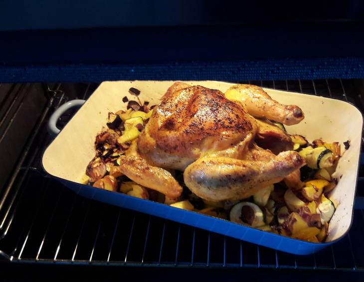 Gebratenes Huhn mit heurigen Erdäpfeln Gebratenes Huhn mit heurigen Erdäpfeln