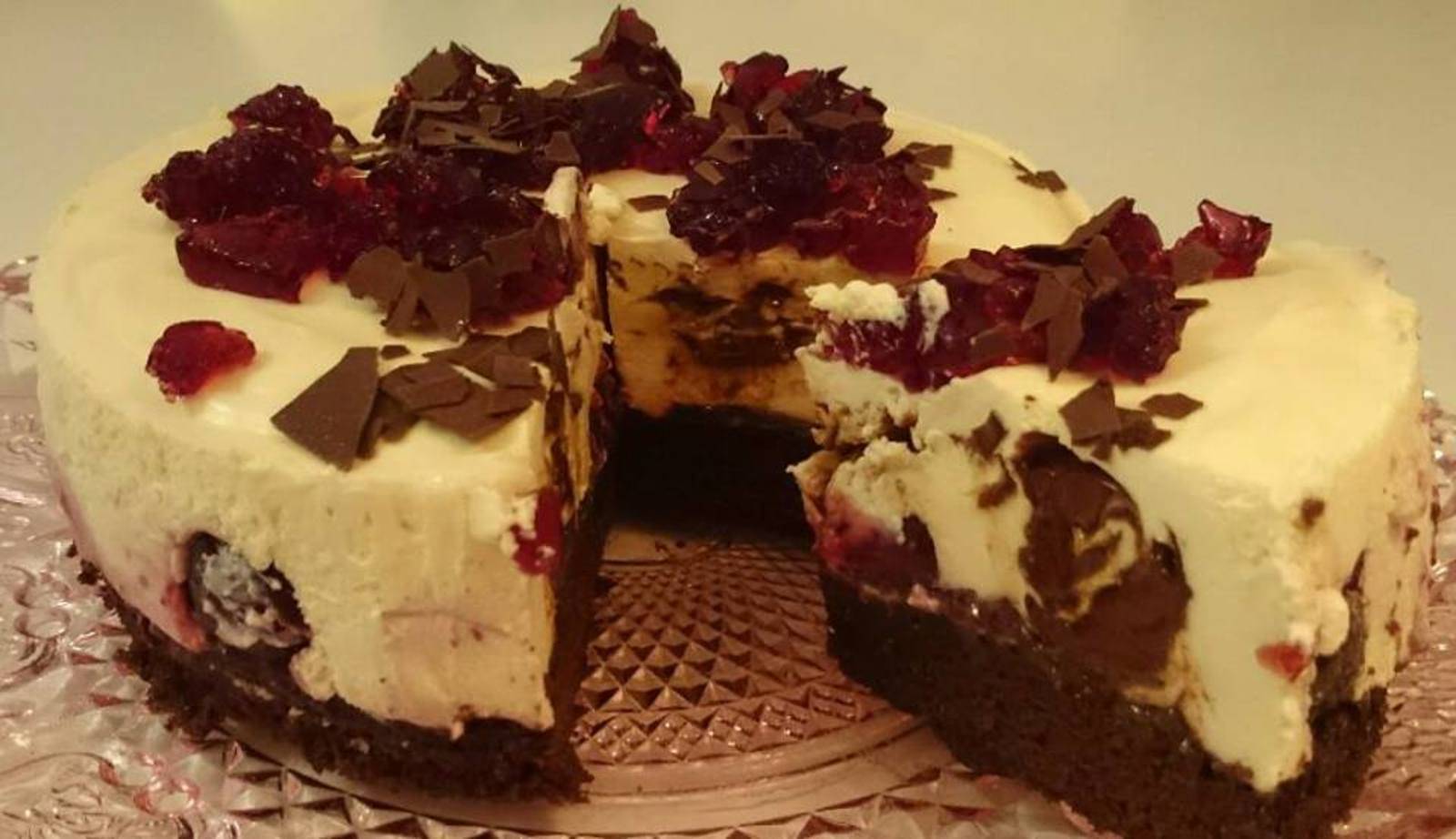 Brownie-Cheesecake mit Kirschen und Nougatflecken