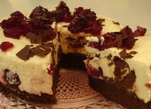 Brownie-Cheesecake mit Kirschen und Nougatflecken