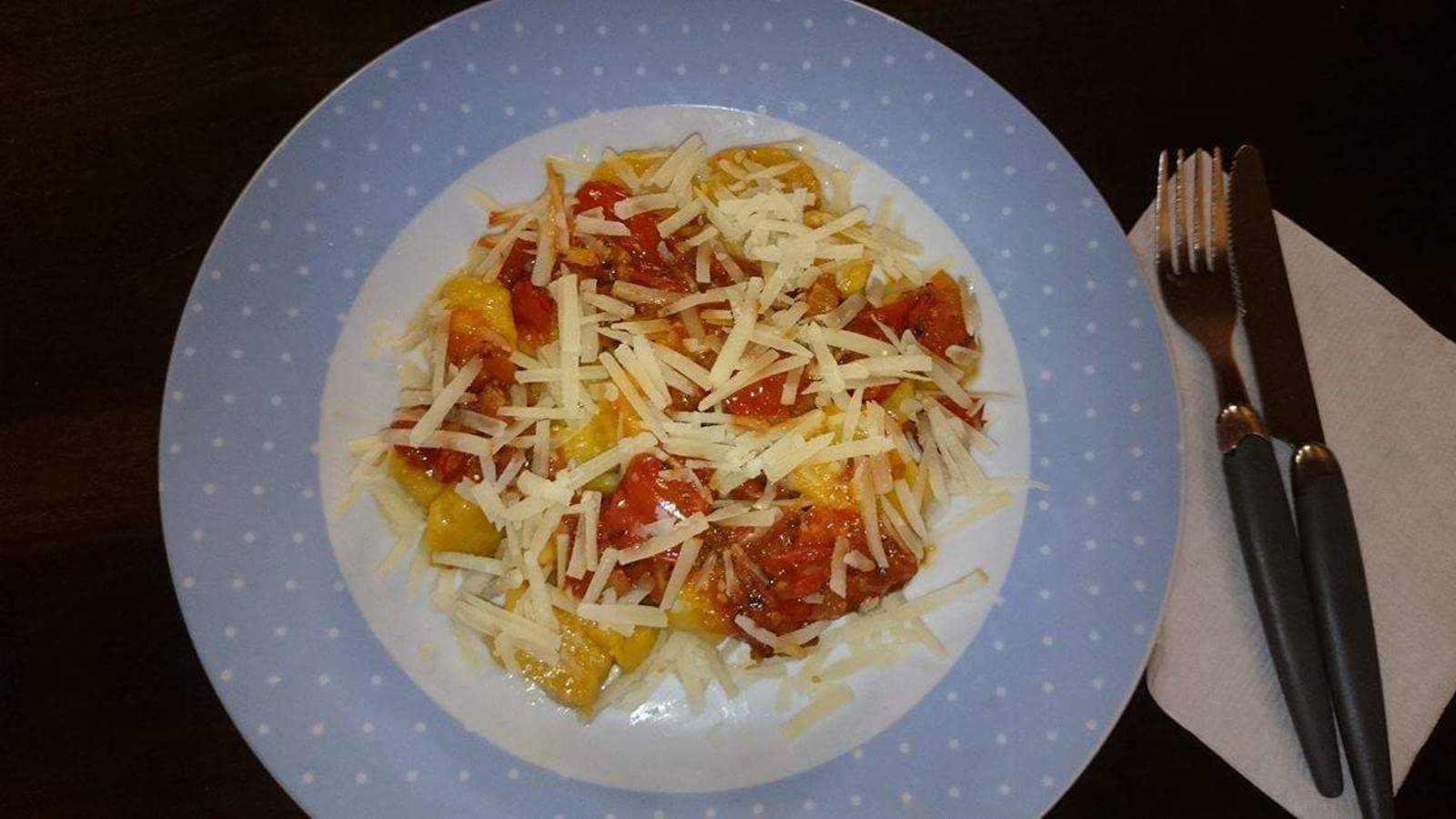 Kürbisgnocchi an geschmolzenen Paradeiser und Parmesan