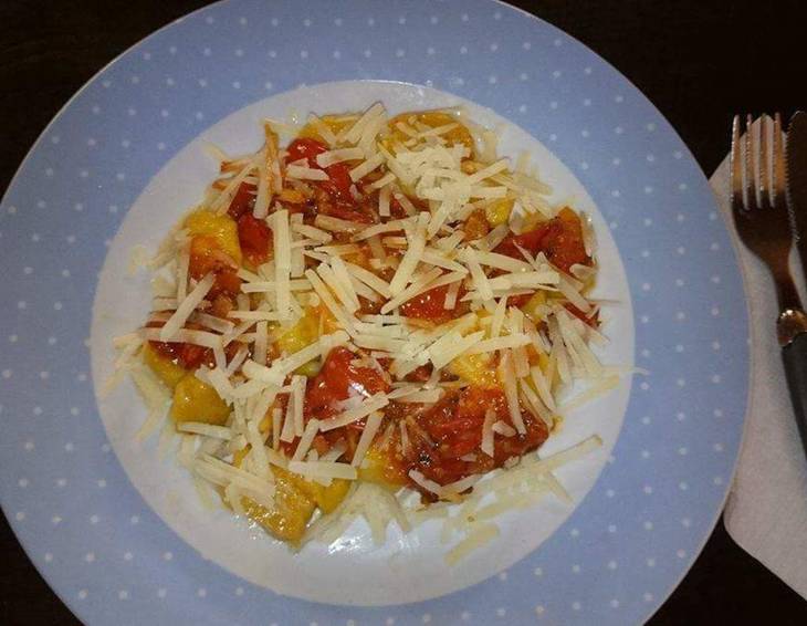 Kürbisgnocchi an geschmolzenen Paradeiser und Parmesan