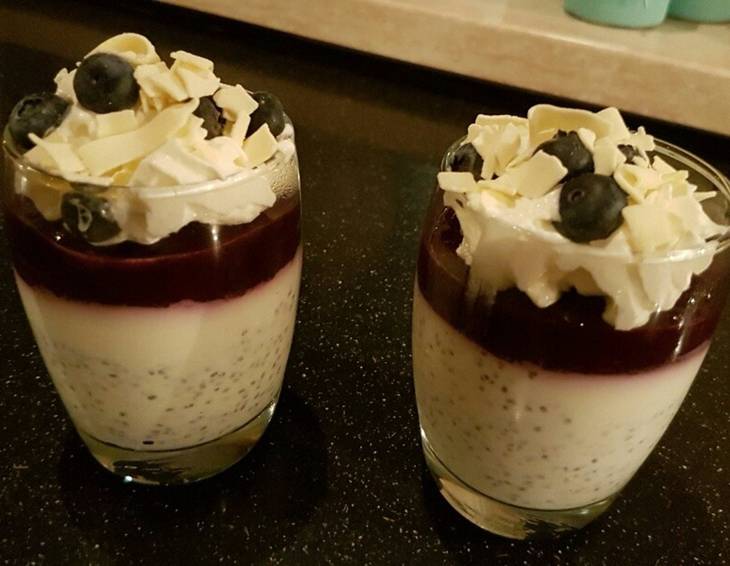 Heidelbeer-Chia-Joghurt-Dessert