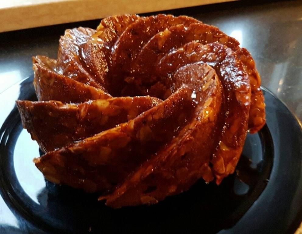 Marillen-Dattel-Kuchen mit Haselnüssen Marillen-Dattel-Kuchen mit Haselnüssen