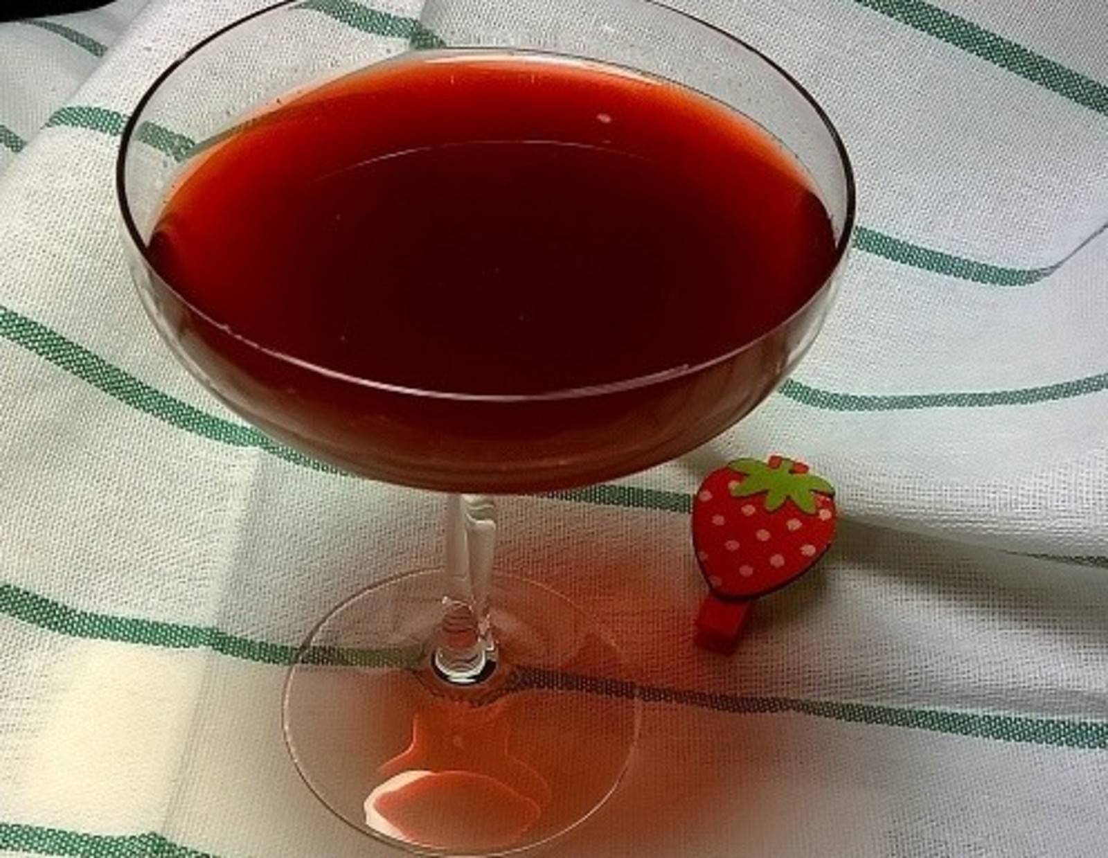 Feiner Erdbeerlikör Rezept - ichkoche.de Feiner Erdbeerlikör Rezept - ichkoche.de