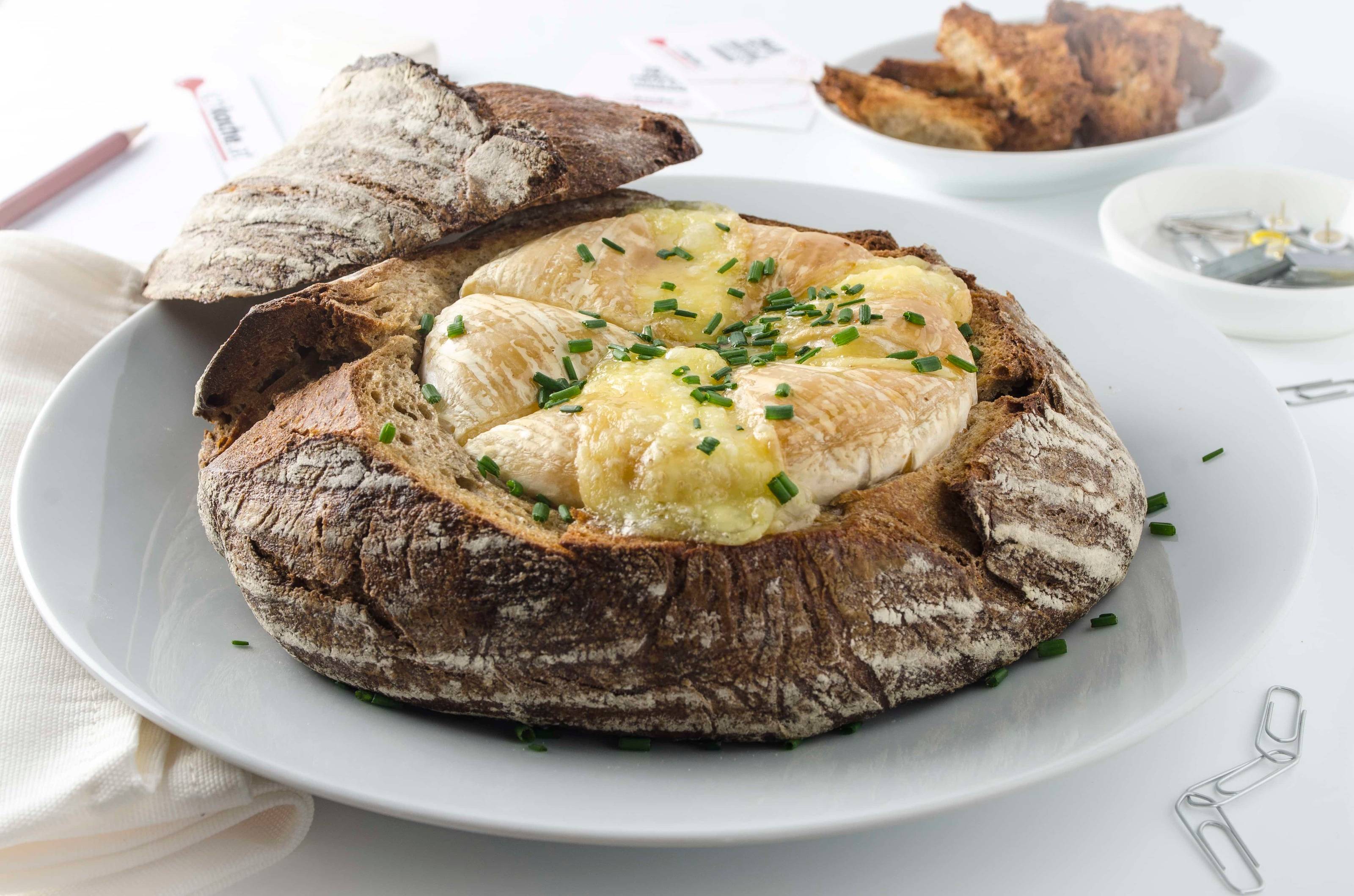 Camembert im Brotlaib aus der Heißluftfritteuse Rezept - ichkoche.de