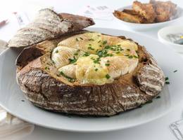 Camembert im Brotlaib aus der Heißluftfritteuse Camembert im Brotlaib aus der Heißluftfritteuse