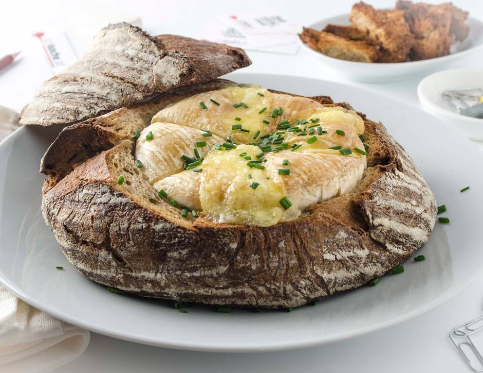 Camembert im Brotlaib aus der Heißluftfritteuse Camembert im Brotlaib aus der Heißluftfritteuse