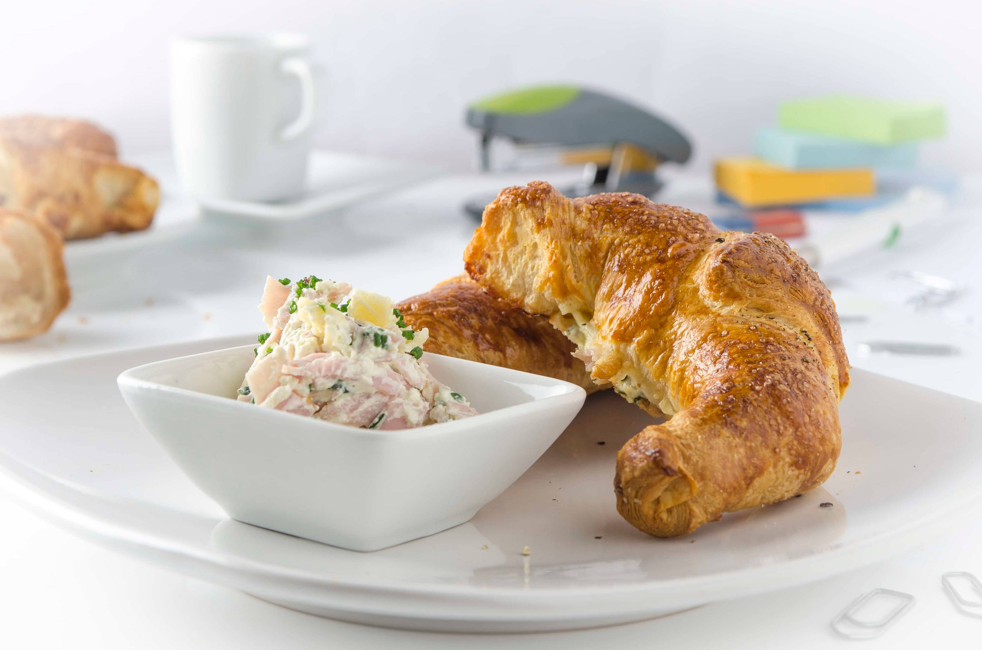 Schinken-Käse-Kräuter Frühstückscroissant aus der Heißluftfritteuse