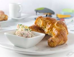 Schinken-Käse-Kräuter Frühstückscroissant aus der Heißluftfritteuse Schinken-Käse-Kräuter Frühstückscroissant aus der Heißluftfritteuse