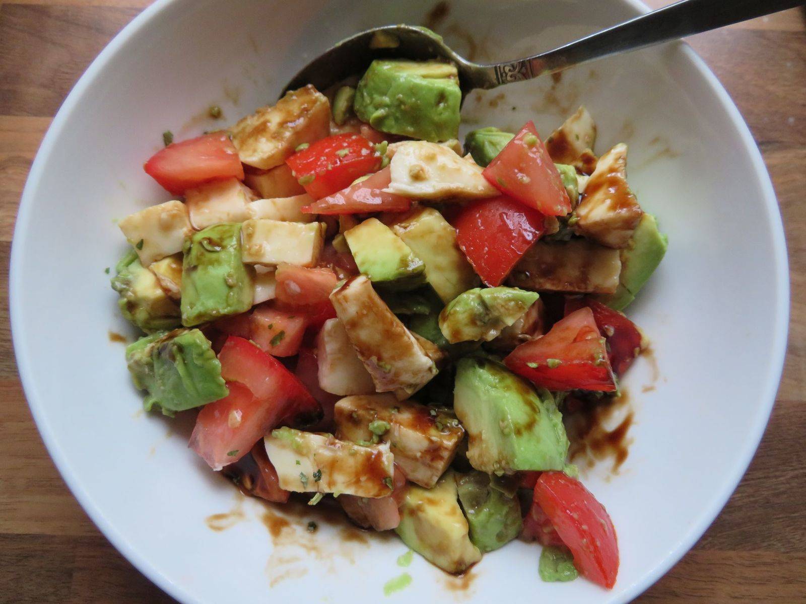 Tomaten-Mozzarella Salat mit Avocado