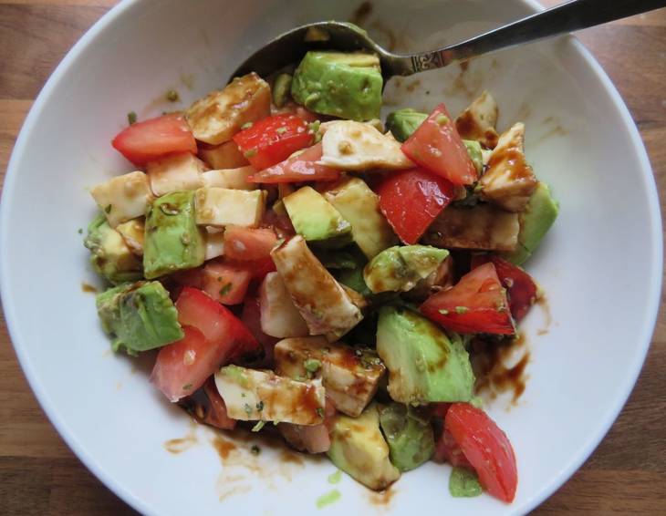 Tomaten-Mozzarella Salat mit Avocado Tomaten-Mozzarella Salat mit Avocado