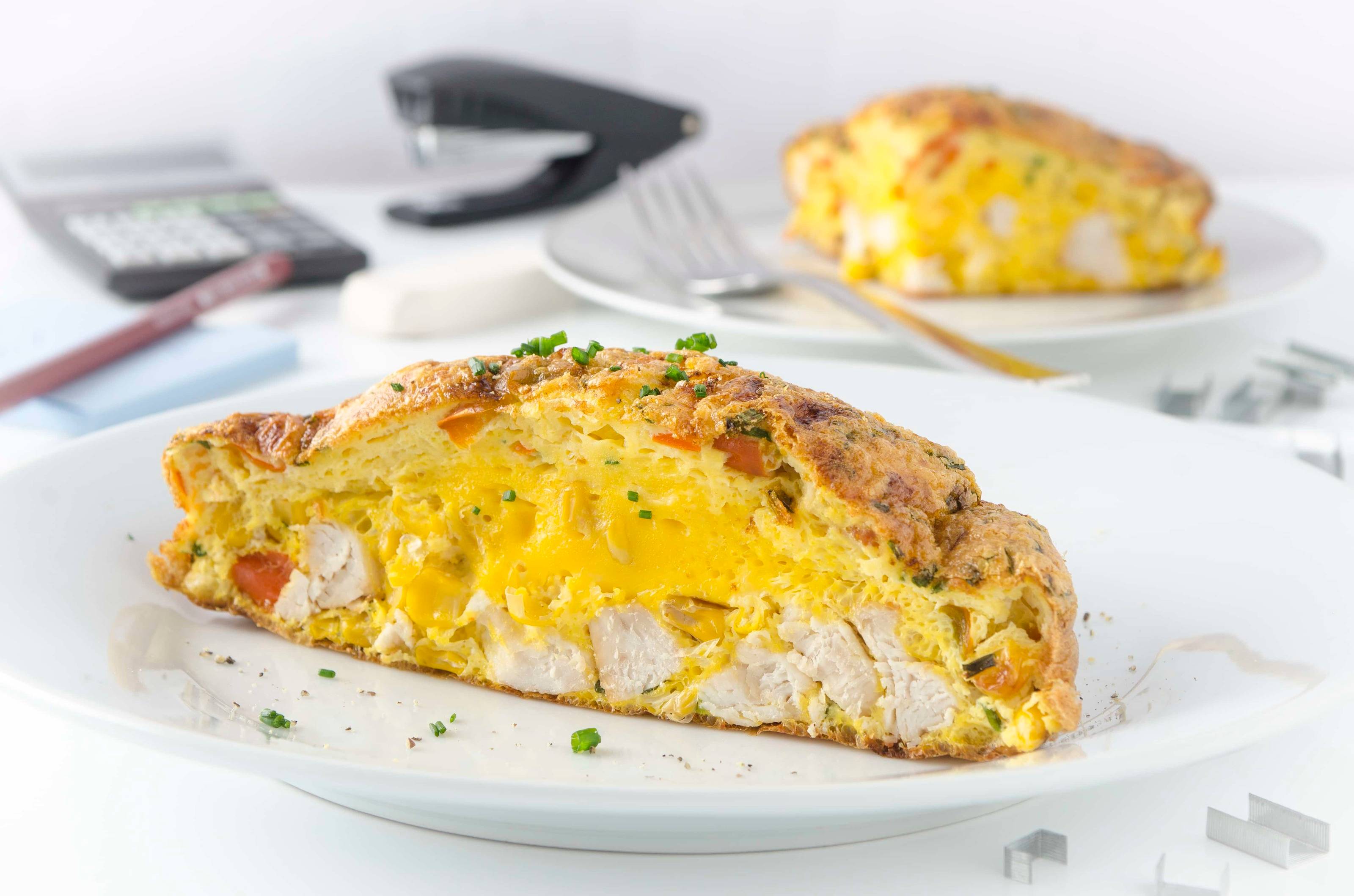 Frittata mit Mais Paprika und gegrillten Putenwürfeln