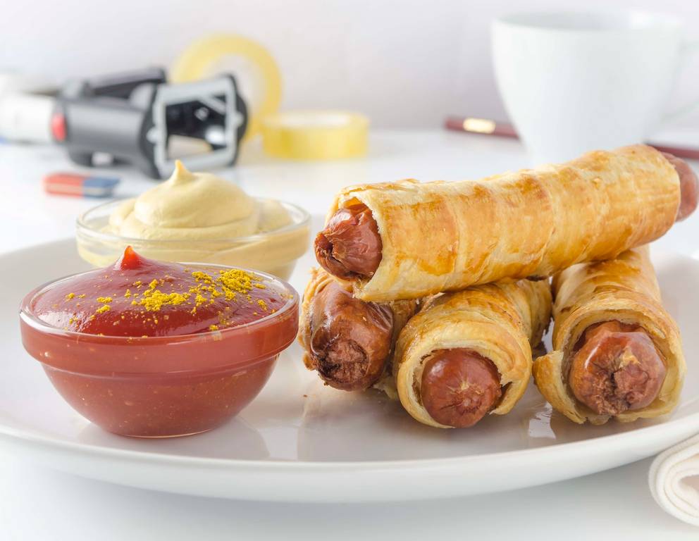 Gebackene Würstchen aus der Heißluftfritteuse Gebackene Würstchen aus der Heißluftfritteuse