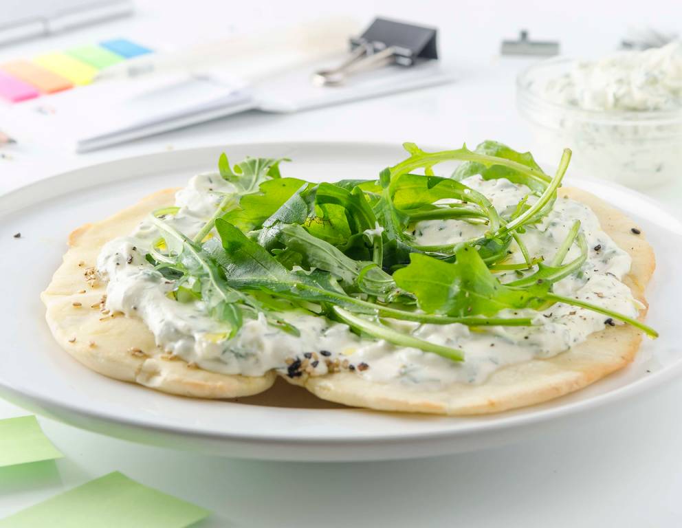 Schnelles Fladenbrot mit Kräuter-Frischkäseaufstrich aus der Heißluftfritteuse Schnelles Fladenbrot mit Kräuter-Frischkäseaufstrich aus der Heißluftfritteuse